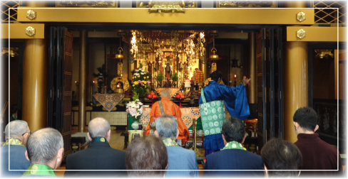 彼岸とは、仏さまのさとりの世界、お浄土のことです。夕日が真西、お浄土の方向に沈む光景を先人たちは「いのちかえりし世界」と仰がれていかれました。春分と秋分の日を中日としその前後3日、計7日間が彼岸の期間です。