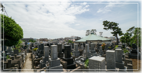 亡き方をご縁とし、仏さまの教えに出遇わせていただいた喜びを聴聞する法要です。<ruby>歓喜会<rt>かんぎえ</rt></ruby>とも呼ばれます。