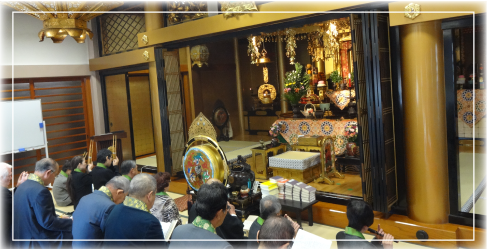 親鸞聖人のご遺徳を偲び、そのご恩に感謝し仏さまの教えを聴聞する法要です。例年、婦人会の方々がお斎をご用意してくださっています。