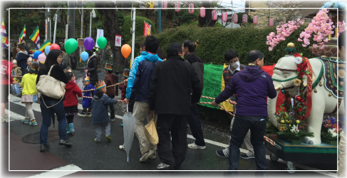 お釈迦さまのご誕生をお祝いする行事です。子どもさん方と白象を曳き、さくら並木を練り歩きます。さくら会館では誕生仏に甘茶をかけ、多くの方々にお参りいただいています。また<ruby>呈茶<rt>ていちゃ</rt></ruby>（お抹茶席）のご用意がございます。